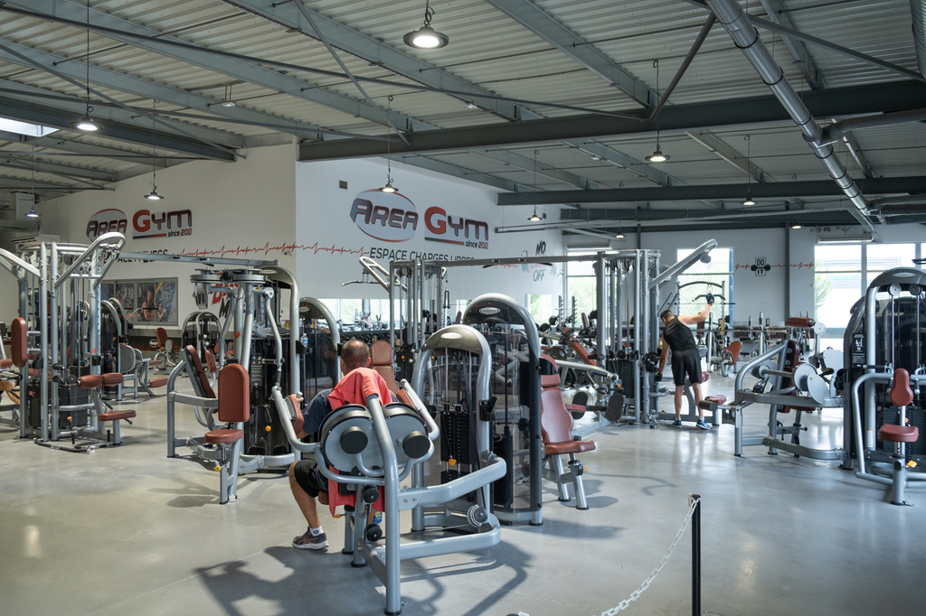 UNE SALLE DE SPORT ÉQUIPÉE